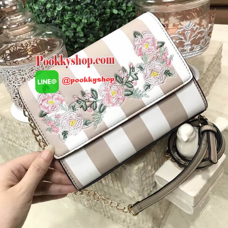 Don't Miss! ALDO Flower Crossbody Bag กระเป๋าสะพาย ALDO แบรนด์ดังจากแคนนาดา ดีไซน์สุดชิคปักลายดอกไม้สไตล์วินเทจหนังลายทางสพาสเทลอยู่ทรงกันน้ำ เปิดปิดด้วยกระดุมแม่เหล็ก ภายในมีโลโก้ ช่องซิป ช่องใส่มือถือ ใส่iphone+ได้ น้ำหนักเบา เป็นอีกหนึ่งรุ่นแนะนำค