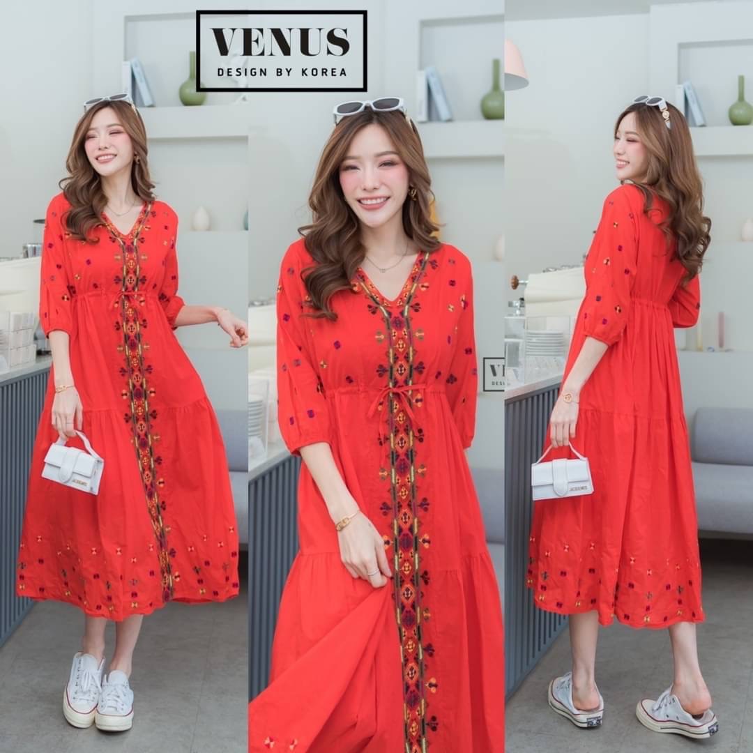 I'm Lady By Venus Bohemain Maxidress แม๊กซี่เดรสปักลายตามแบบฉบับโบฮีเมี่ยน งานสวยเวอร์วังมากๆนะคะ ช่วงเอวสามารถรูดได้คะเก๋สุดๆคะ แม๊ทกับรองเท้าผ้าใบก็สวยเป๊ะคะ