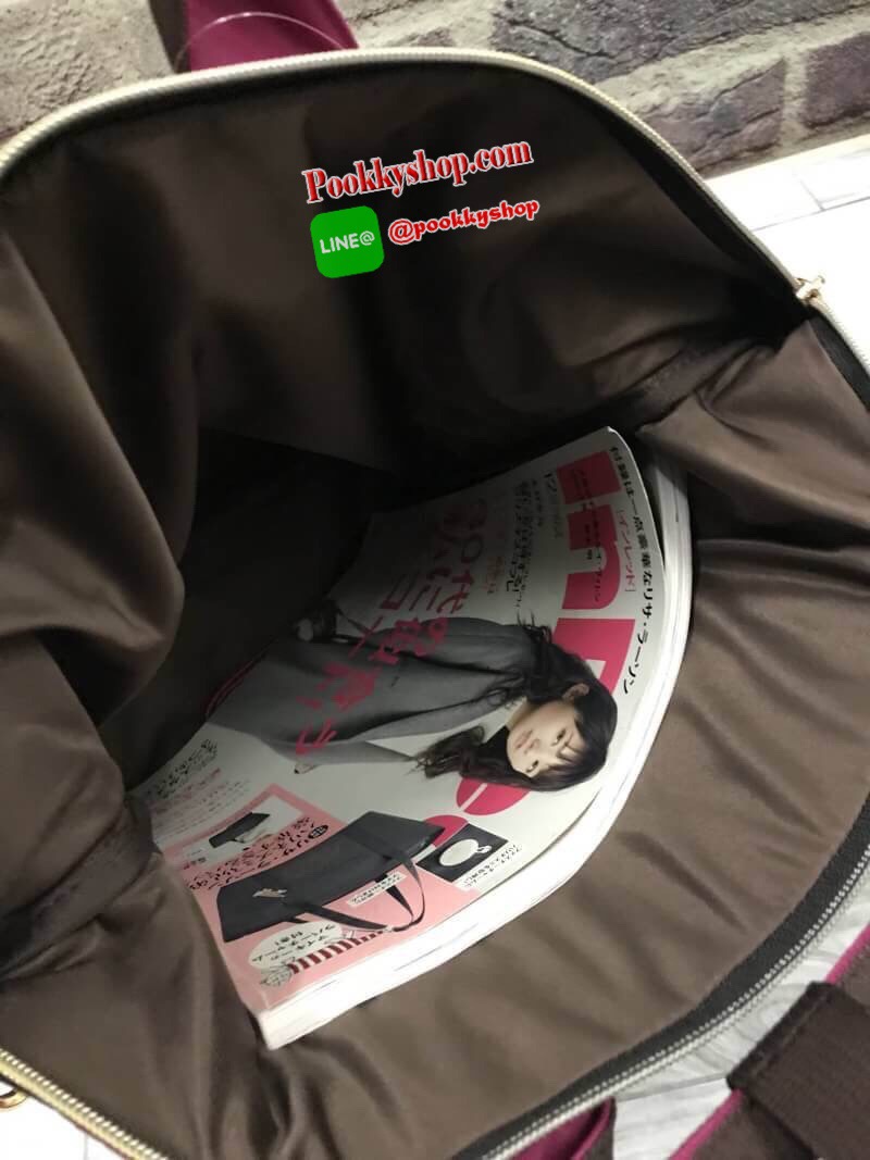 Mis Zapatos Nylon Backpack แบรนด์มาแรงของประเทศญี่ปุ่นที่ขายดีติดอันดับในหมู่วัยรุ่น รุ่นนี้วัสดุเป็น Nylon hi-quality เนื้อนุ่มและหนา ภาพบนตัวกระเป๋าเป็นงานปัก ตัวกระเป๋ากว้างและลึก ด้านหลังและภายในมีช่องแยกเป็นสัดส่วน พร้อมสายสะพายข้าง 1เส้น สามารถเป็นไ