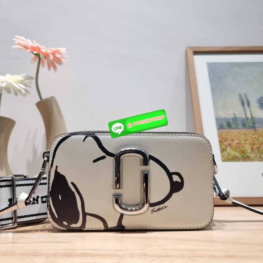 PEANUTS × MARC JACOBS THE SNAPSHOT CROSSBODY BAG คอลเลคชั่นแสนคิวท์ ที่ยกขบวนเหล่าซุปตาร์การ์ตูนมาให้แบบจัดเต็ม กับไอเท็มยอดฮิตที่โดดเด่นเป็นเอกลักษณ์ กระเป๋าสะพายข้างสุดปัง ดีไซน์ลายพรินท์ตัวการ์ตูนสุดฮอต เรียกได้ว่าไม่ซ้ำใคร!! วัสดุหนังวัว สวยอยู่ทรง เป
