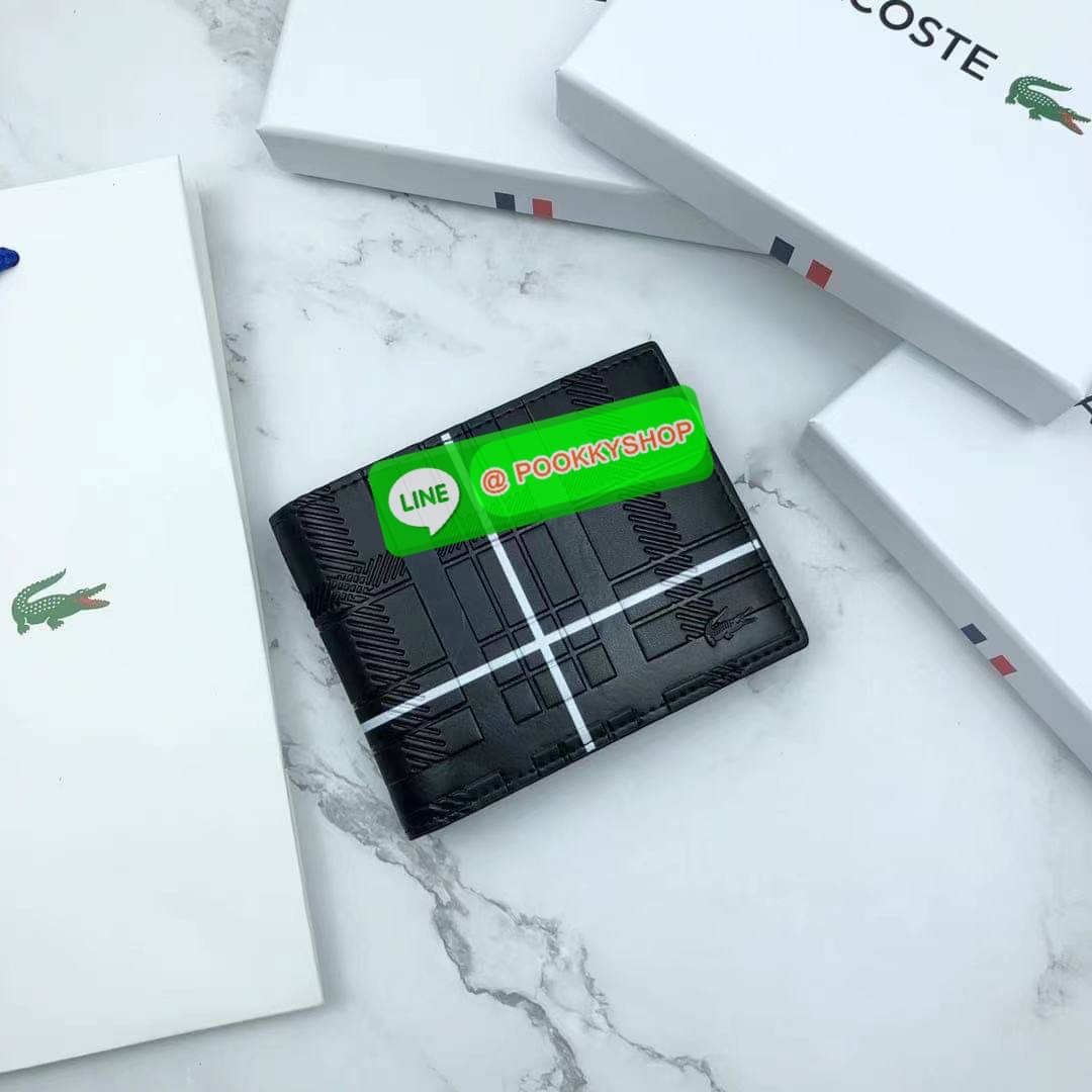 ลาคอส SHORT WALLET กระเป๋าสตางค์แบบพับ2ตอนสำหรับผู้ชาย มีช่องใส่บัตร 8 ช่อง และช่องใส่ธนบัตรอีก 1 ช่อง กระเป๋าสตางค์หนังคุณภาพดีตามแบบฉบับของแบรนด์ มาพร้อมกล่อง ถุงกระดาษแบรนด์แบรนด์แข็งแรงสวยมากค่ะ ไม่ว่าจะใช้เองหรือเป็นของขวัญก็สุดคุ้มและน่าใช้ ห้ามพล