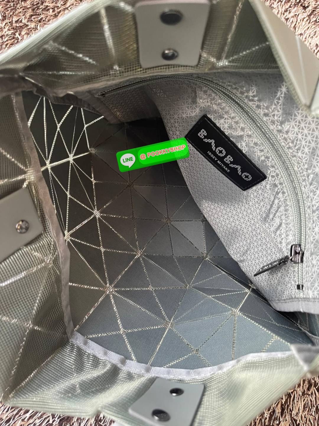 Baobao Issey Miyake 6x6 กระเป๋า Tote รุ่นนี้ถือว่าเป็นกระเป๋า Tote ไซส์กลางที่เหมาะกับการพกพาสิ่งของที่จำเป็นในทุก ๆ วัน มาพร้อมสายที่สามารถปรับได้ทั้งสองสาย และมีช่องใส่ของช่องเล็กด้านใน 1 ช่อง จุของได้เยอะแถมยังทนทาน ใช้เป็น Everyday Bag ได้เลยคะ พกพาสะ