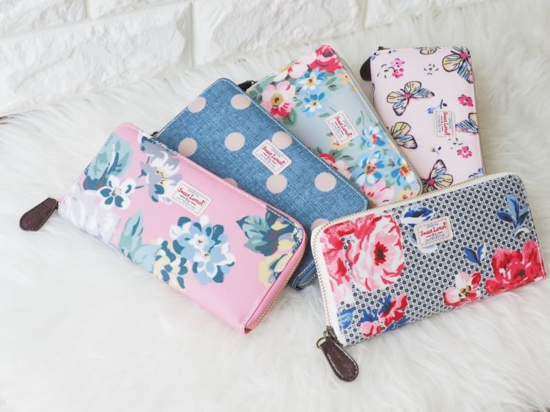 กระเป๋าสตางค์ใบยาว ลายเข้าใหม่ ✔️ทรงยาว 1 ซิบ เสริมดวงให้เก็บเงินได้ดี ✔️ใส่ธนบัตรได้ไม่ต้องพับ เรียงกันสวยงาม ✔️8 ช่องใส่บัตร + 2 ช่องใหญ่ ✔️1 ช่องซิบใส่เหรียญ