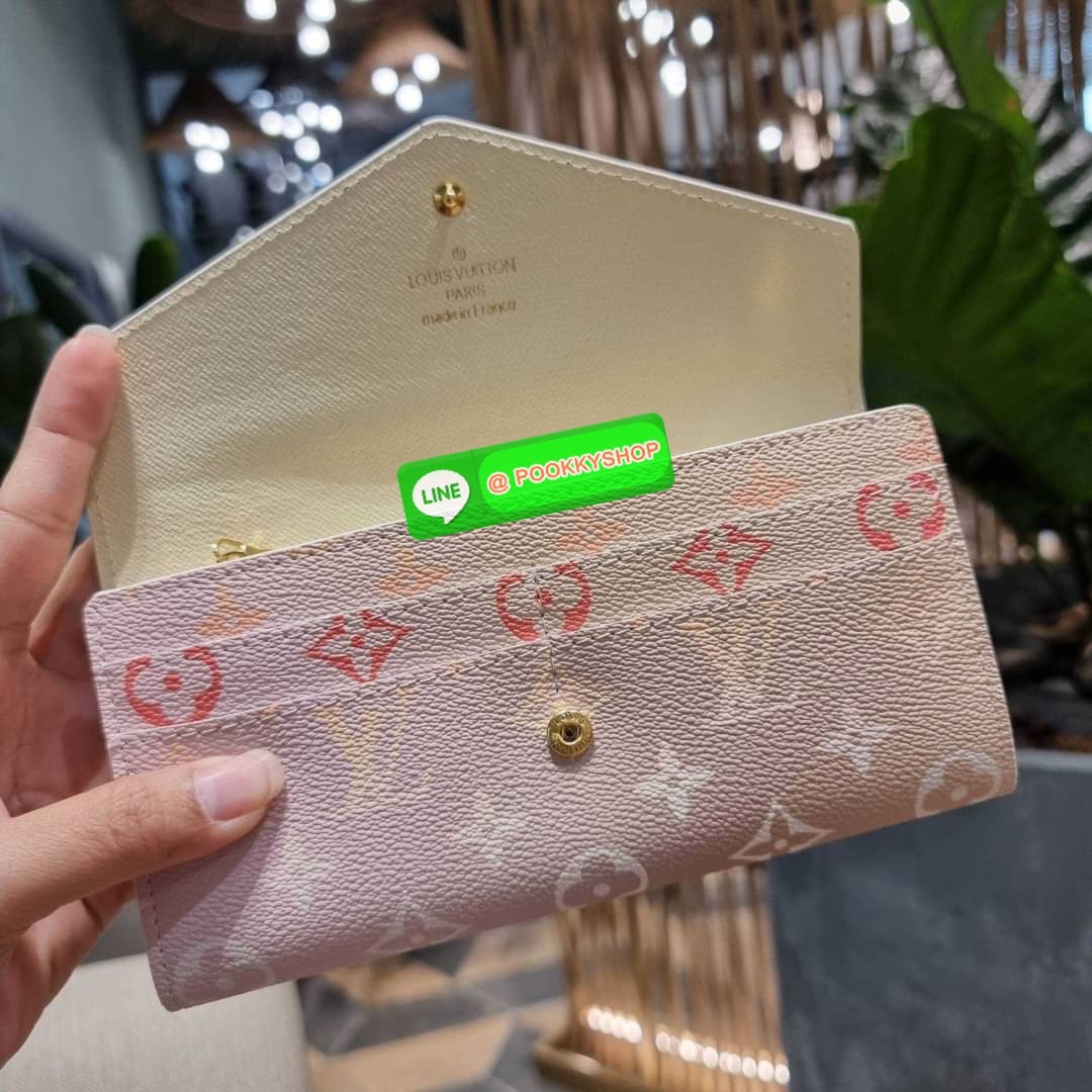 NEW IN!! LV long flap wallet with gwp กระเป๋าสตางค์พรีเมี่ยมกิ๊ฟ แบบพับ ดีไซน์ล่าสุด หวานๆสวยๆ น่าใช้มาก ใบยาวขนาดกำลังเหมาะมือ ถือแล้วขับผิว โดดเด่นด้วยสไตล์การไล่เฉดสีโทนละมุน ดูโดดเด่นไม่เหมือนใคร วัสดุหนังแคนวาส ทนทาน เปิด-ปิดด้วยกระดุม ภายในมีช่องใส่