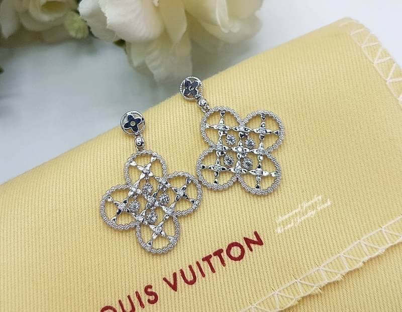 New Arrival!!! ต่างหูประดับเพชร CZ แท้ แบรนด์หลุย วิกตอง ใส่ออกมาน่ารักกกกมากมายค่ะ เบาๆ เก๋ๆ ใส่ everyday look ต้องจัดคู่นี้ค่ะ