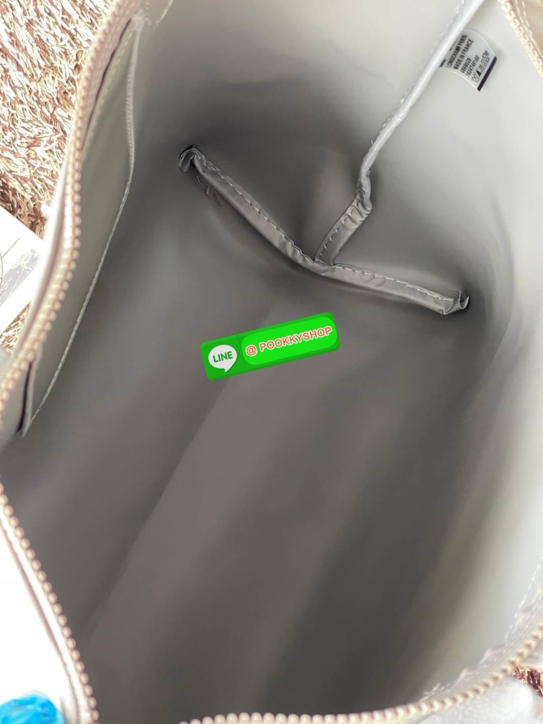 Longchamp Le Pliage Neo Size M มาพบกับกระเป๋ารุ่นยอดนิยม ที่สาวๆ ต้องมีไว้เก็บไว้สักใบ กระเป๋าโท้ทใบนี้ มาพร้อมกับสีที่มีสไตล์เรียบง่าย มีสายสะพายยาวช่วยให้คุณสามารถสะพายไหล่ได้อย่างสบาย ในขณะที่ที่ปิดแบบซิปช่วยให้คุณมั่นใจได้ว่าของด้านในมีความปลอดภัย Le