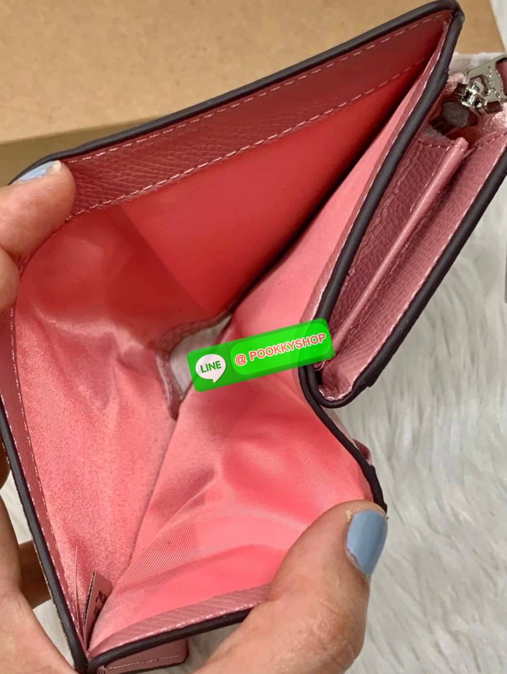 COACH MEDIUM CORNER ZIP WALLET IN SIGNATURE CANVAS ((53562)) 💋กลับมาอีกครั้งค่ะ! กระเป๋าเงินใบกลางหนัง pvc canvas สวยงามค่ะ เปิดปิดช่องหลักด้วยกระดุมภายในมีช่องเสียบบัตรได้ถึง10ช่อง ช่องใส่ธนบัตรหนึ่งช่อง; และช่องซิปสำหรับใส่เหรียญอีกสองช่อง แยกสั