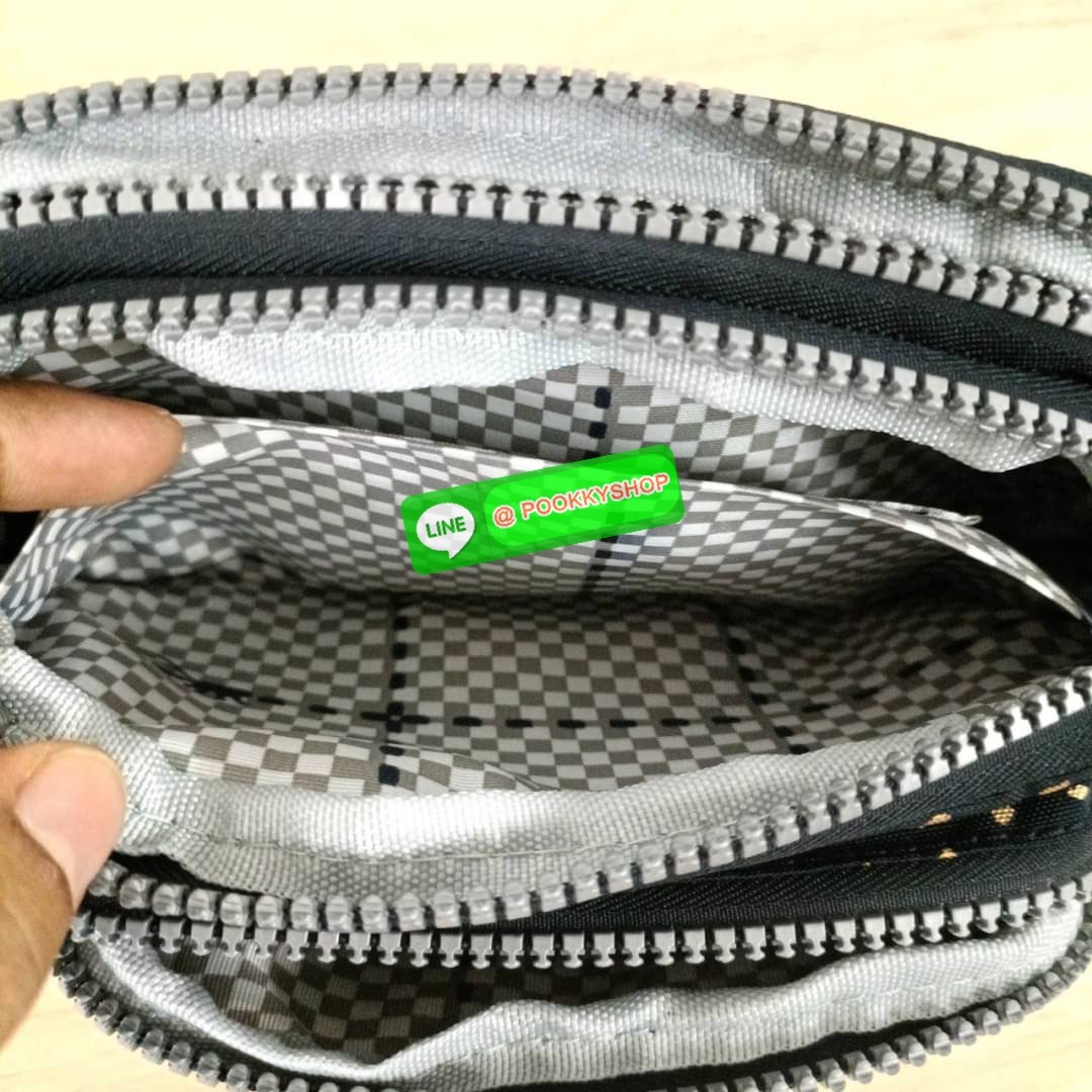 KIPLING Monkey program Seoul up clutch & sling bag รุ่น 2 ซิป (ขนาด 7 นิ้ว) กระเป๋าคล้องมือ หรือ สะพายข้าง ขนาดเล็ก วัสดุ Nylon & Polyester 100% ใช้งานได้ 2 รูปแบบ มีสายสลับเปลี่ยนได้ทั้งแบบคล้องมือ และ สะพายข้าง ตามโอกาสการใช้งาน