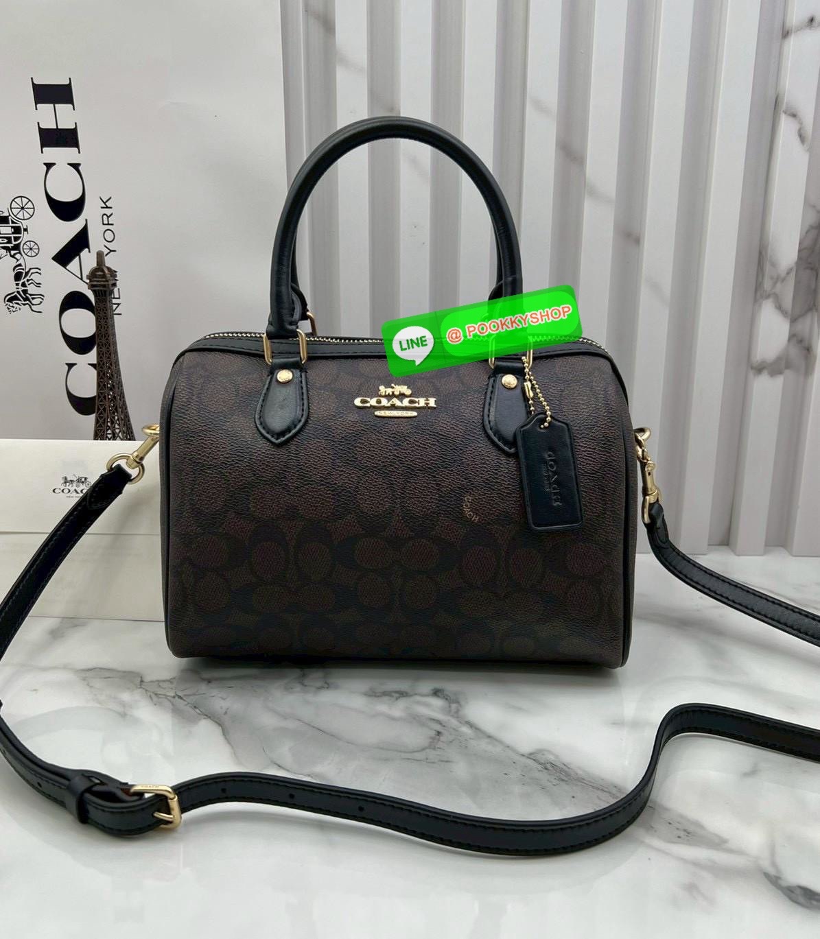 COACH ROWAN SATCHEL IN SIGNATURE CANVAS จุดเด่นของกระเป๋าทรงsatchel bag คือรูปทรงของกระเป๋าดูแข็งแรง มั่นคง ไม่เสียทรงง่าย มาพร้อมหูหิ้วที่ด้านบนของกระเป๋า ลายแคนวาสที่เป็นซิกเนเจอร์แบบเอกลักษณ์ ช่องใช้งานทุ้งภายในและภายนอก นอกจากนี้ กระเป๋าประเภทนี้ยังมี