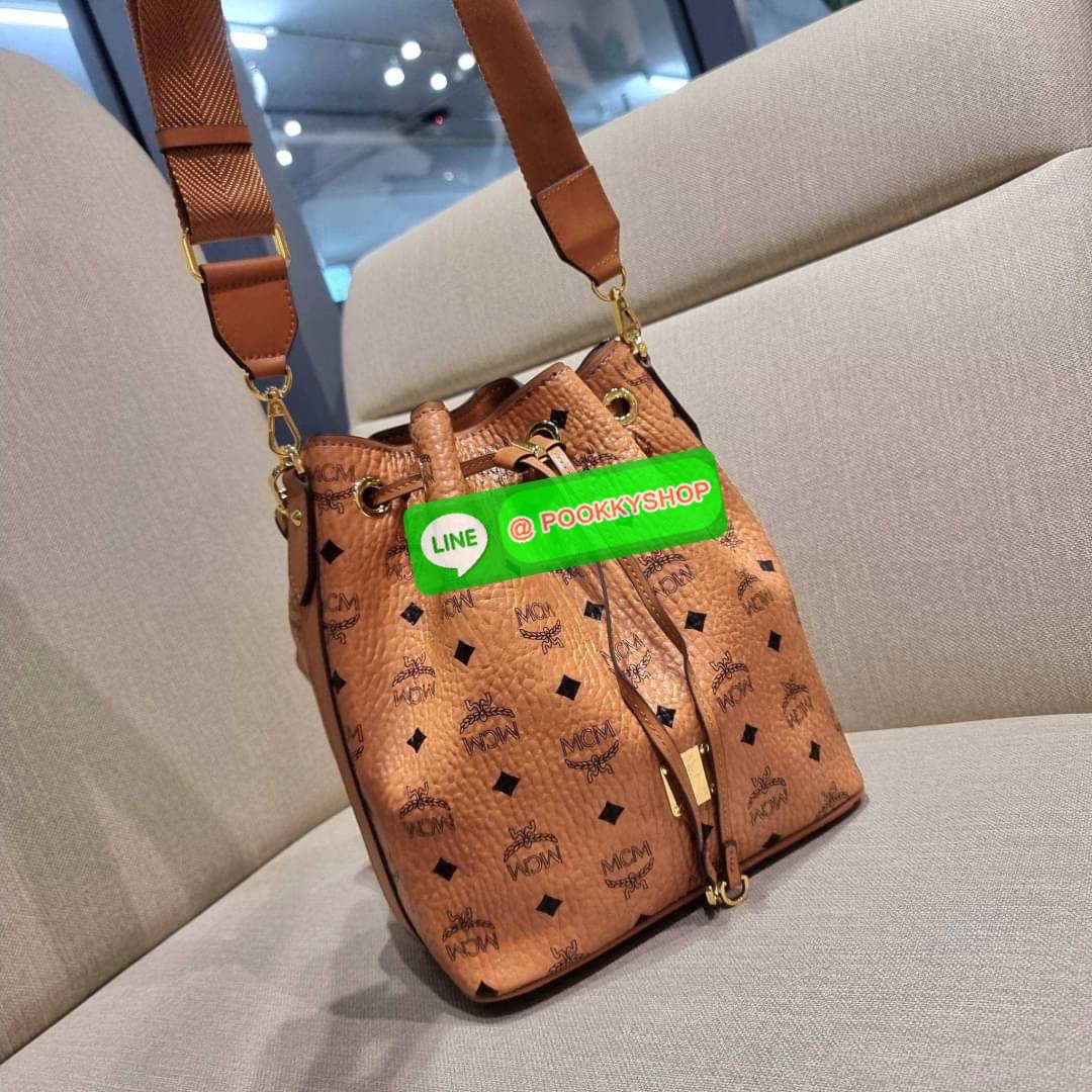 MCM MEDIUM ESSENTIAL DRAWSTRING BAG IN VISETOS กระเป๋าสะพายทรง bucket ไซส์ medium ใบใหญ่กำลังดี รูดเปิด-ปิดด้วยหนัง และยังมีกระดุมแม่เหล็กติดกันของหล่น พิเศษที่มีสายสะพายให้ 2 แบบ สายคล้องไหล่หรือถือได้ และสายสปอร์ตสะพายข้าง วัสดุหนังแคนวาสคุณภาพดี ภายในโ