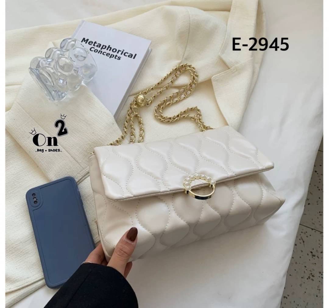 กระเป๋าสะพายมาใหม่ งานสไตล์แบรนด์ เปิดหน้า สายสะพายยาวแบบครอสบอดี้หรือดึงขึ้นสะพายข้างได้ค่ะ