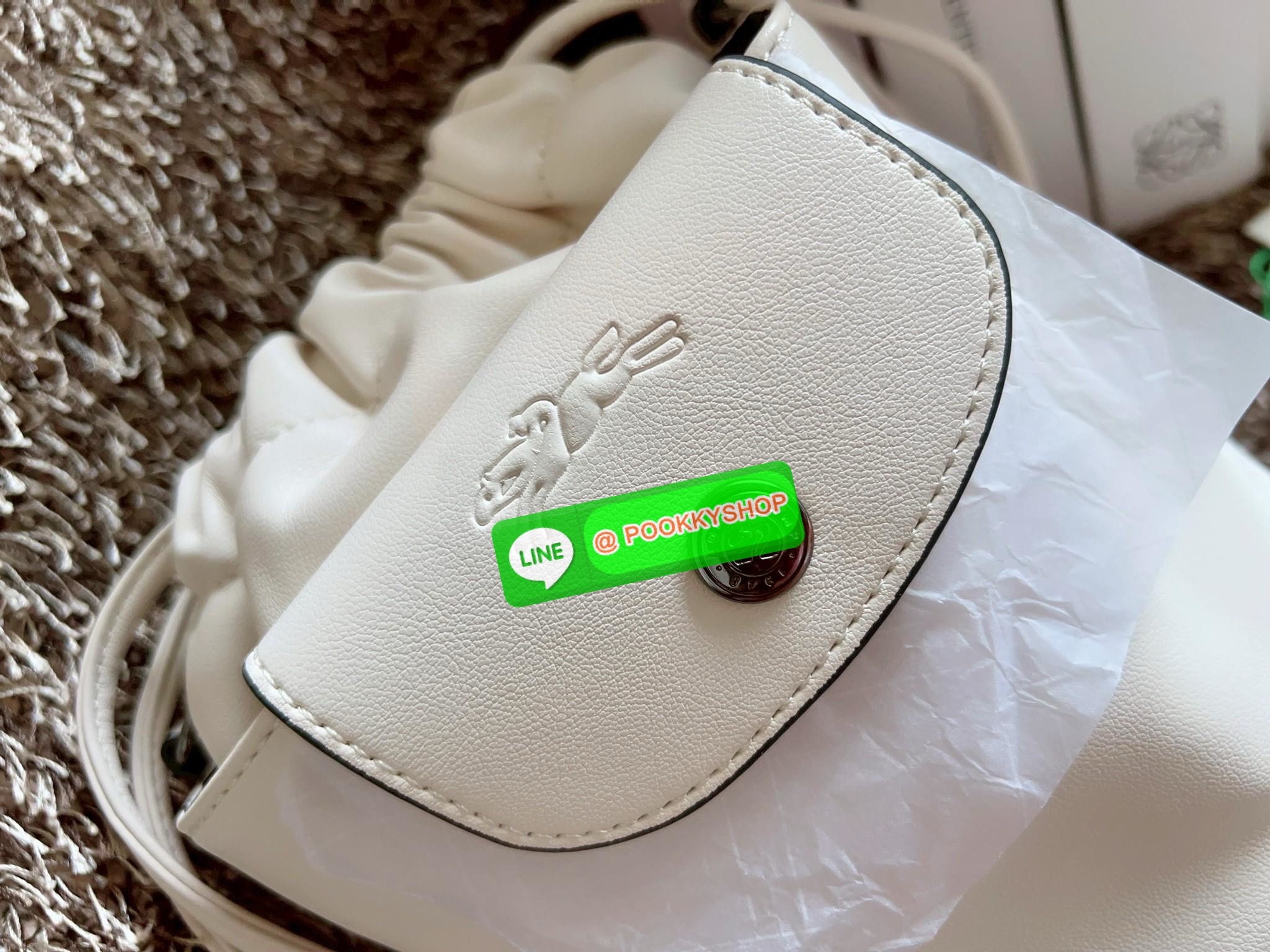 NEW ARRIVAL! LONGCHAMP LE PLIAGE XTRA XS BUCKET BAG ต้องบอกก่อนว่ารุ่นนี้เป็นรุ่นที่ใช้ออกมาแล้วไม่มีคำว่าผิดหวัง ออกแบบมาสวยแบบตัวแม่เลยค่าา 🔖พร้อมส่งทันที! กับกระเป๋าทรงบัคเกต หนังแท้smooth leather อย่างดี ใบกลางเจ้าลำตัวแล้วสวยมากก