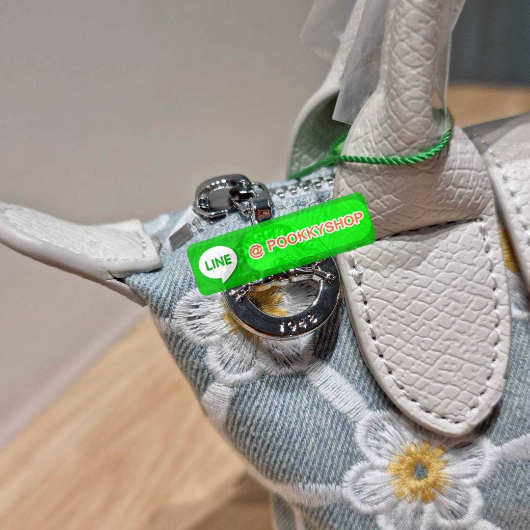 Longchamp le pliage collection XS handbag 🔆 Details น่ารักสดใสรับซัทเมอร์ กับกระเป๋าถือไซส์มินิ ขนาดเล็กพกพาสะดวก โดดเด่นด้วยลวดลายปักบนผ้าโทนสีพาสเทล รูปแบบและสไตล์เป็นเอกลักษณ์ เปิด-ปิดง่ายด้วยซิป มีหูจับถือในตัว และสายสะพายข้างปรับได้ ภายในเป็น