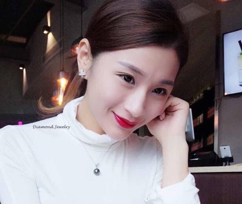 New Arrival !!!!!!!! ต่างหูงานเพชร CZ แท้ทรง X เพชรเรียงกันสวยมาก ออกแนวหวานๆ น่ารักๆ รับรองเพชรสวยวิ้งมากกกกกกก งานคุณภาพมากๆค่ะ รับประกันความสวย รับประกันความพอใจเลยค่ะ คู่นี้ใส่ออกมาน่ารักฝุดๆ ดูมีลุคคุณหนูมาเอง ออกแนวเรียบหรูดูดีคจ้าาาา ตัวเรือนสีเงิน