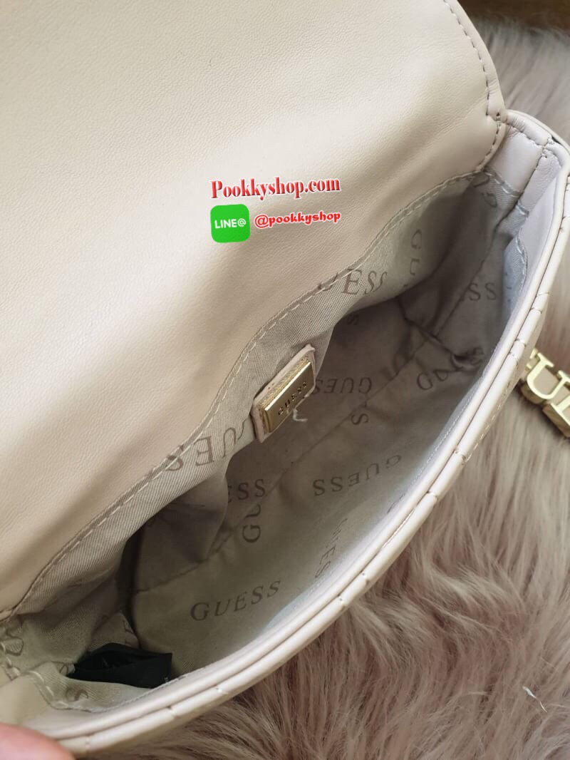 Guess Woman's Crossbody Bag กระเป๋าสะพายข้าง รุ่นนี้มีสายคล้องมือเป็นพวงกุญแจ สามารถถอดออกได้ และมีดีเทลเก๋ๆ ที่คล้องมือเป็นโลหะชื่อแบรนด์ร้อยหนัง สามารถเคลื่อนได้ในสาย เปิดปิดด้วยกระดุมแม่เหล็ก ด้านในเป็นช่องกว้าง บุผ้าลายแบรนด์ มาพร้อมสายสะพายยาวโซ