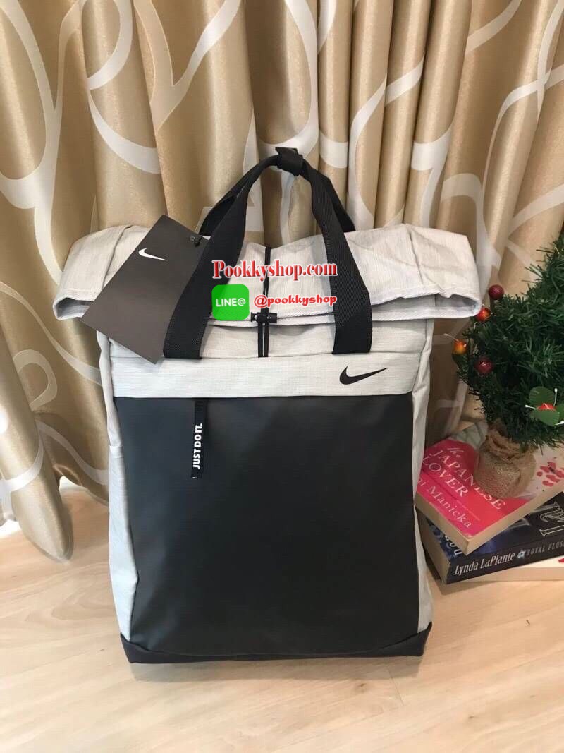 Nike Radiate Backpack เป้สะพายหลังที่โดดเด่นด้วยดีไซน์ส่วนใส่ของด้านบน และช่องกระเป๋ามากมายเพื่อให้เก็บของได้ไม่ตกหล่น วัสดุโพลีเอสเตอร์ 100% มีเปิดปิดถึง2ชั้น มีช่องใส่แล็ปท็อปช่วยปกป้องอุปกรณ์ของคุณ พร้อมกระเป๋าด้านหน้าที่เจาะรูด้วยเลเซอร์เพื่อเป็นช่องเ