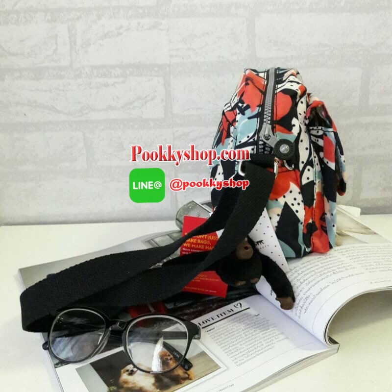 พร้อมส่ง KIPLING mini handbag k15313 กระเป๋าสะพายสุดน่ารัก ด้วยทรงกระเป๋าที่แสนจะน่ารัก มีความโค้งมน ขนาดกำลังดี ใช้งานง่ายๆในทุกวันของคุณ มีช่องด้านหน้าเปิดปิดง่ายด้วยตีนตุ้กแก และช่องอเนกประสงค์ปิดมิดด้วยซิป พร้อมพวงกุญแจน้องลิงอันเป็นเอกลักษณ์ของแบรนด์
