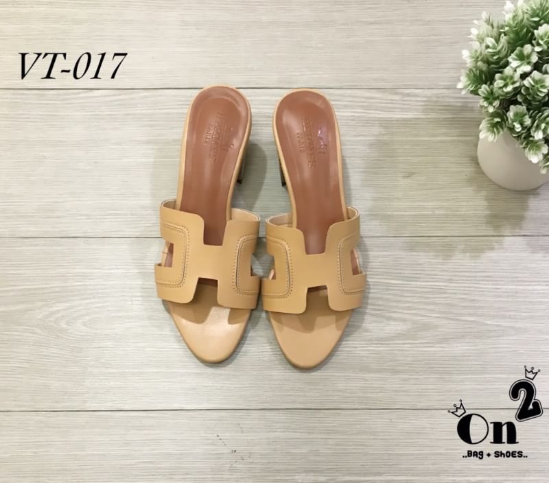 HERMES Womens new oasis slipper ส้นสูงเปิดหน้า Hermes ลายใหม่ล่าสุดเย็บด้านหน้าสวยเลยรุ่นนี้เป็นหนังแท้หนังสวยมากคะ ทรงสวยตามแบบ ส้นลายไม้ดูเรียบหรู โทนสีสวยเข้ากับชุดง่ายมา4สีสวยทุกสีคะสาวๆห้ามพลาดนะคะ **รูปถ่ายจากงานจริง