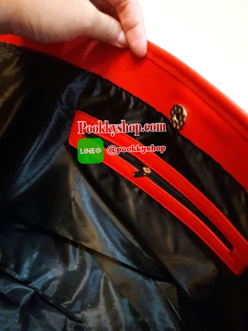 พร้อมส่ง Victoria's Secret Shopping Bag กระเป๋าอเนกประสงค์สุดสวยสะดุดตา วางตั้งได้ ไม่ยุบไม่ย้วย ใส่ของใช้สารพัดในทุกที่ทุกเวลา เปิดปิดง่ายๆด้วยกระดุมแป๊ก ฐานวางตั้งอยู่ทรงมีหมุดรองกระเป๋า พร้อมอักษรแบรนด์สีเงินแวววาวด้วยจ้า