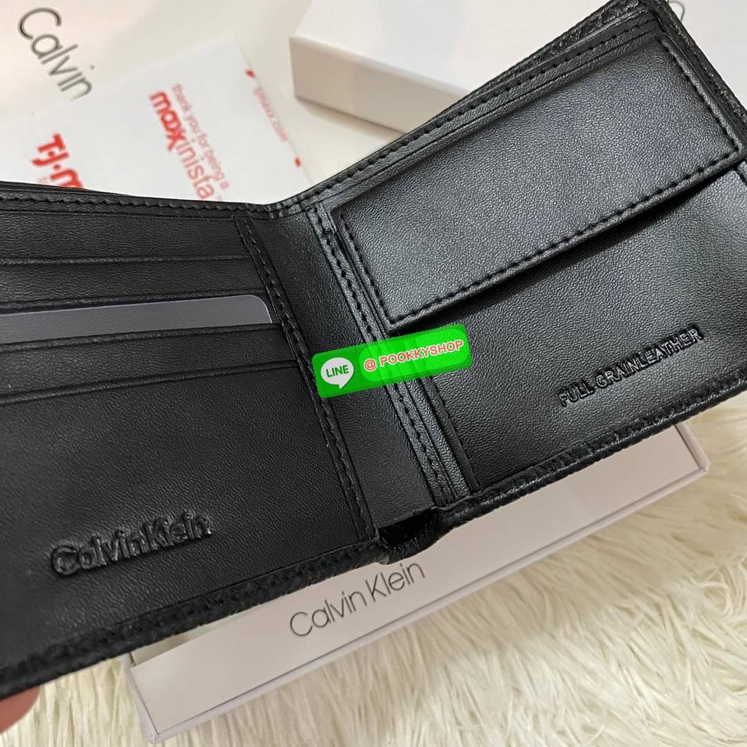 Calvin Klein Bifold Leather Short Wallet กระเป๋าสตางค์ใบสั้น และ ที่ใส่บัตรย่อยแบบเป็นสัดส่วน หนังดี นุ่มมือ รูปลักษณ์เรียบหรูแต่เท่ห์ตามแบบฉบับของแบรนด์Set นี้มาเท่าไรก็หมดคะ รีบจับจองนะคะ มาพร้อมถุงกระดาษแบรนด์และกล่องจ้า สุดคุ้มมอบให้เป็นของขวัญหรือใช้
