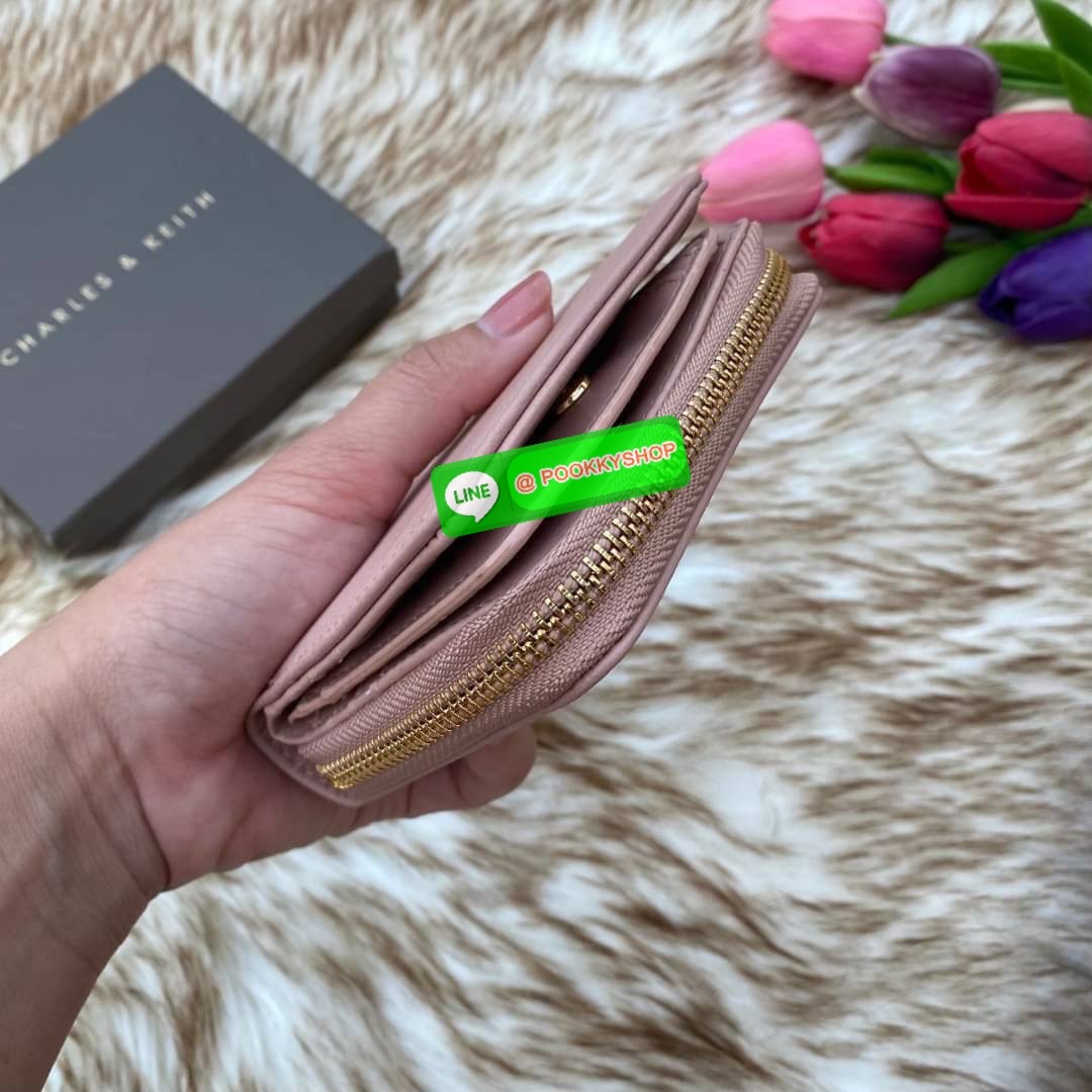 CHARLES & KEITH COMPACT WALLET กระเป๋าตังใบสั้นฟังก์ชันครบ!! ด้านหน้ามีโลโก้แบรนด์ มีช่องซิปใส่เหรียญ เปิดปิดแบบกระดุม ด้านในมีช่องใส่การ์ด 16 ช่อง มีช่องใส่ธนบัตรตามยาว ไม่ต้องพับแบงค์ค่า คุ้มมากๆเลยใบนี้
