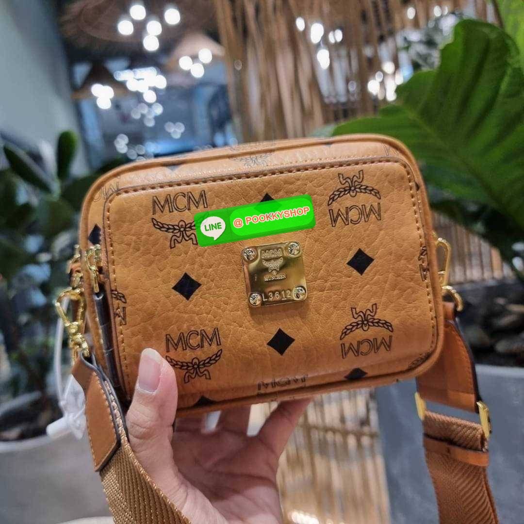 MCM X-MINI KLASSIK CROSSBODY BAG IN VISETOS รุ่นยูนิเซ็กส์มาแล้วจ้า!! ไซส์นี้ใช้ได้ทั้งหนุ่มๆสาวๆไปเลย กระเป๋าสะพายข้างทรงครอสบอดี้ ใบเล็กขนาดกะทัดรัด วัสดุหนังแคนวาสคุณภาพดี มีช่องหลัก 2 ช่อง ภายในมีช่องย่อยให้ 1 ช่อง มาพร้อมสายสะพายสปอร์ตที่ดีไซน์หรูไม่