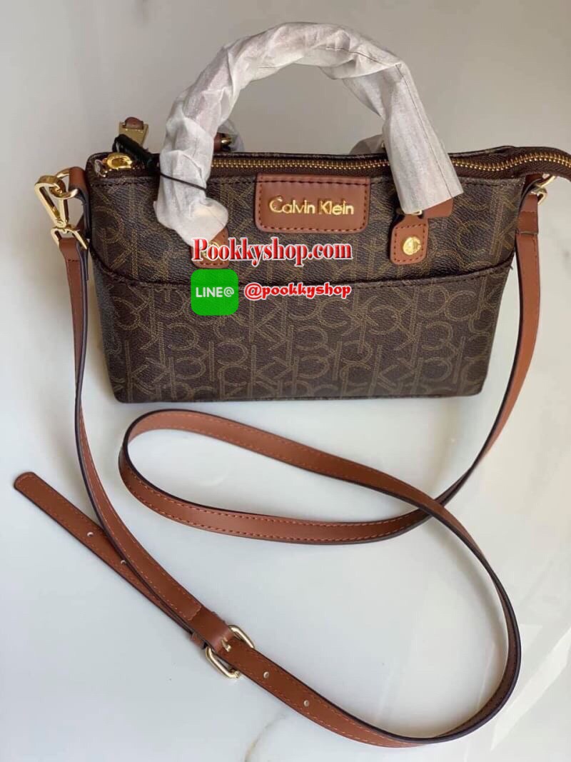 New arrival !!! Calvin Klein Crossbody Bag กระเป๋าถือหรือสะพายรุ่นยอดนิยม วัสดุ PVC คุณภาพดี น้ำหนักเบา ตัวกระเป๋าออกแบบลาย CK ทั้งใบ ด้านหน้าประดับด้วยโลโก้แบรนด์สุดหรู เปิด-ปิดกระเป๋าด้วยซิปสะดวกใช้ ด้านในโล่งกว้างมีช่องซิปและช่องเล็กสำหรับใส่ของ ใส่กระ