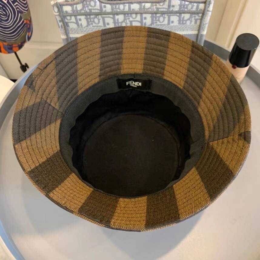 🎀หมวก FENDI Bucket ใส่สวย เหมาะกับหน้าหนาวนี้เลยจ้า สาวๆ สาวกงานแบรนด์ไม่ควรพลาดนะคร้าาา🎀