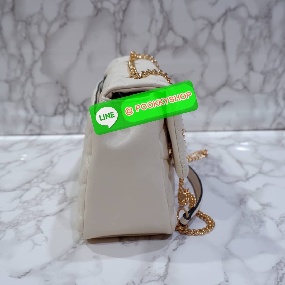 lyn มาแล้วจ้าา ใครสายลูกคุณหนู สวยหรูดูแพง ต้องรีบจัดแล้ว! กระเป๋าทรงเหลี่ยมใบใหญ่ จุของได้เยอะม๊ากกกก สายกระเป๋าเป็นโซ่สีทองปรับระดับได้ เปิด-ปิดด้วยกระดุมแม่เหล็ก ด้านหน้าปักหมุดlogo brand แอบกระซิบว่าถึงใบจะใหญ่แต่เบาสบายไม่ปวดไหล่นะจ๊ะ ด้านหลังมีช่องใ