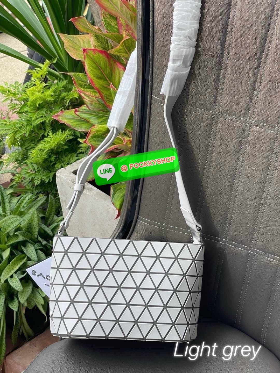💕 BAO BAO ISSEY MIYAKE Crystal Shoulder Bag งานดีไซน์ที่ดูเรียบง่ายทั้งรูปแบบการใช้งาน มีช่องเปิดปิดแบบซิปเพื่อให้คุณพกพาของมีค่าได้อย่างสบายใจป้องกันสิ่งของตกหล่น ทั้งตัวเพลตสามเหลี่ยมและสายกระเป๋าหนัง สวยแบบคูลๆ ทั้งยังดูแลรักษาง่าย น้ำหนักเบา เ