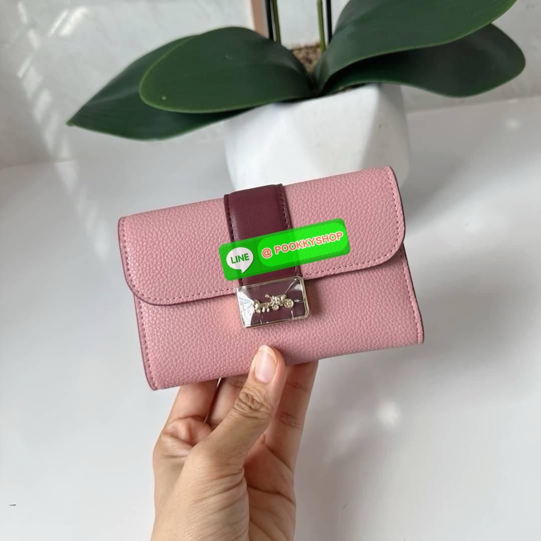 Coach Medium Grace Wallet (Cl421) 🔖กระเป๋าสุดหรูใบกลาง ขนาดกำลังดีกระทัดรัด 🔖วัสดุ : pebble leather 🔖ภายในมีช่องใบบัตรเครดิต 6 ช่อง มีช่องใส่เหรียญแยก สามารถใส่ธนบัตรแบงค์พันได้คะ