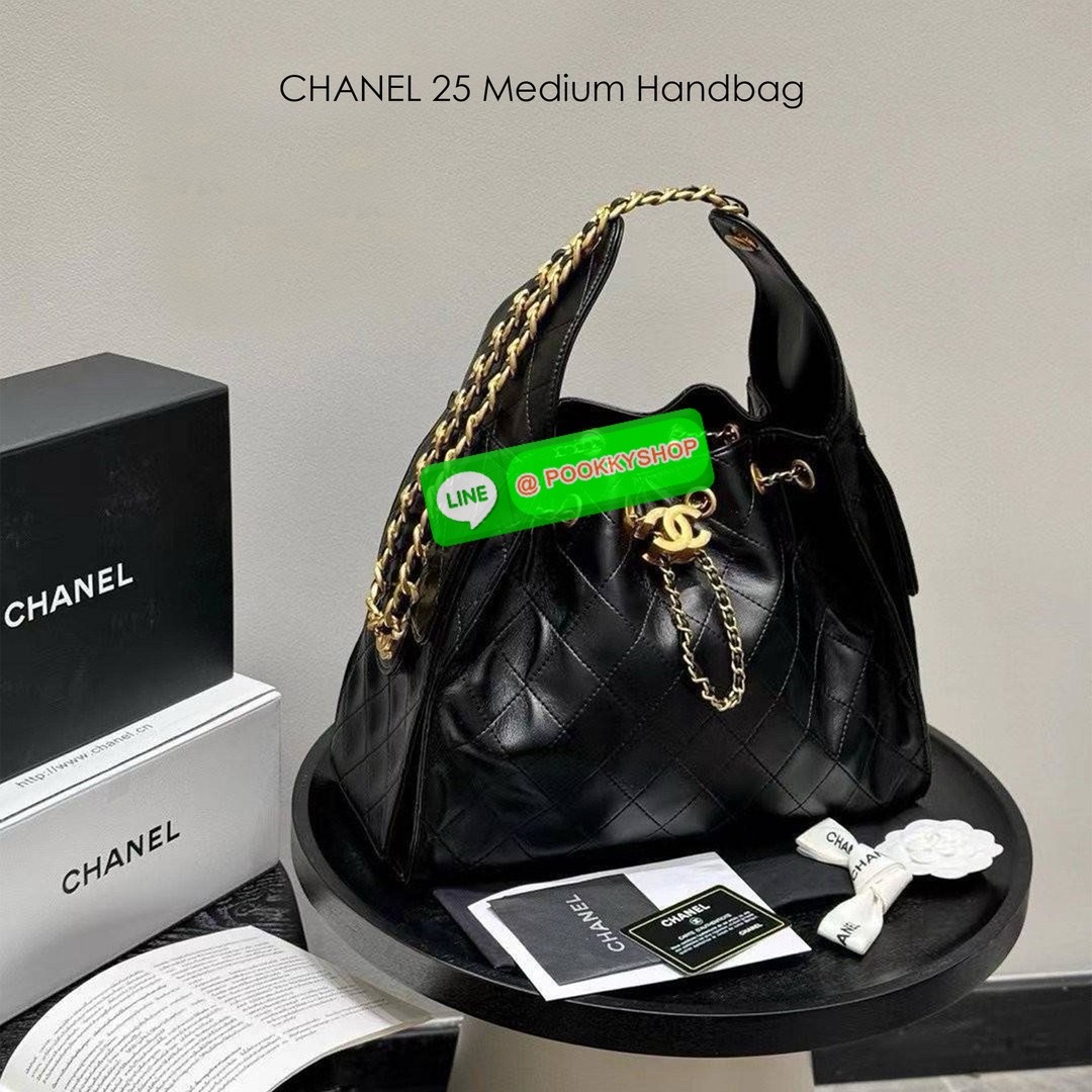 CHANEL 25 Medium Handbag กระเป๋าสะพายทรงโฮโบใบใหญ่ คอลใหม่ล่าสุด ต้อนรับฤดูกาล SPRING-SUMMER 2025 รูปทรงใช้งานได้จริง จุของได้ ถือเก๋ๆ เอวี่เดย์ลุค บอกเลยว่าดีไซน์เก๋มาก สาวๆ เตรียมพุ่งตัวก่อนใครได้เลย ราคาสุดคุ้มที่นี่ที่เดียวค่า