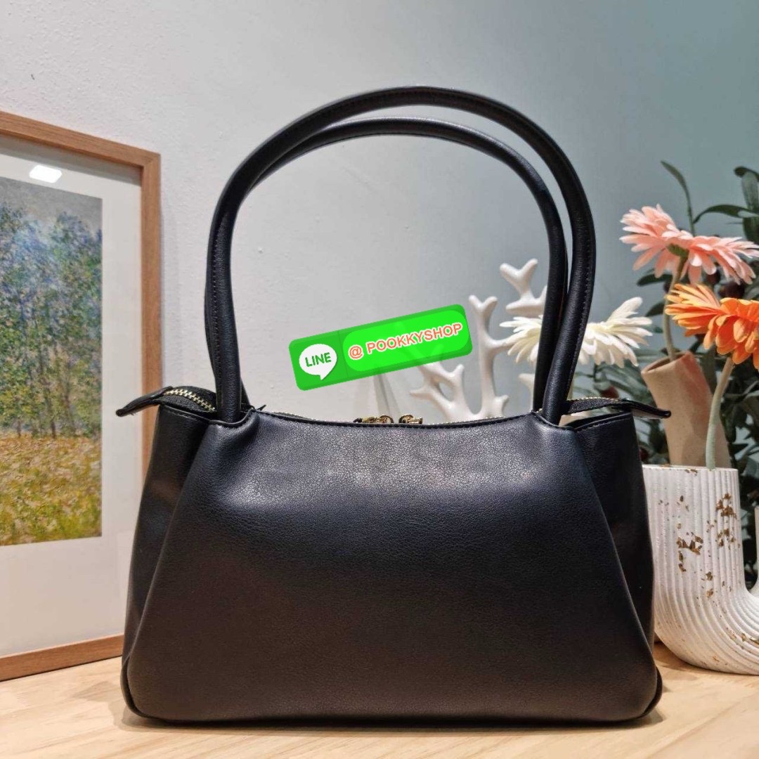 PRADA MEDIUM LEATHER HANDBAG 🔆 Details สะเทือนวงการแฟชั่นแบบสุด! กับกระเป๋าสะพายไหล่พรีเมี่ยมกิ๊ฟ ดีไซน์เก๋และมาแรงมาก สาวๆหนุ่มๆติดแกลมต้องไม่พลาด สวยดูแพง หูสะพายคล้องไหล่สะดวก ปากกระเป๋ามีซิปรูดเปิดปิดง่าย ภายในแบ่งสัดส่วนสวย โล่งกว้าง มีทั้งช่