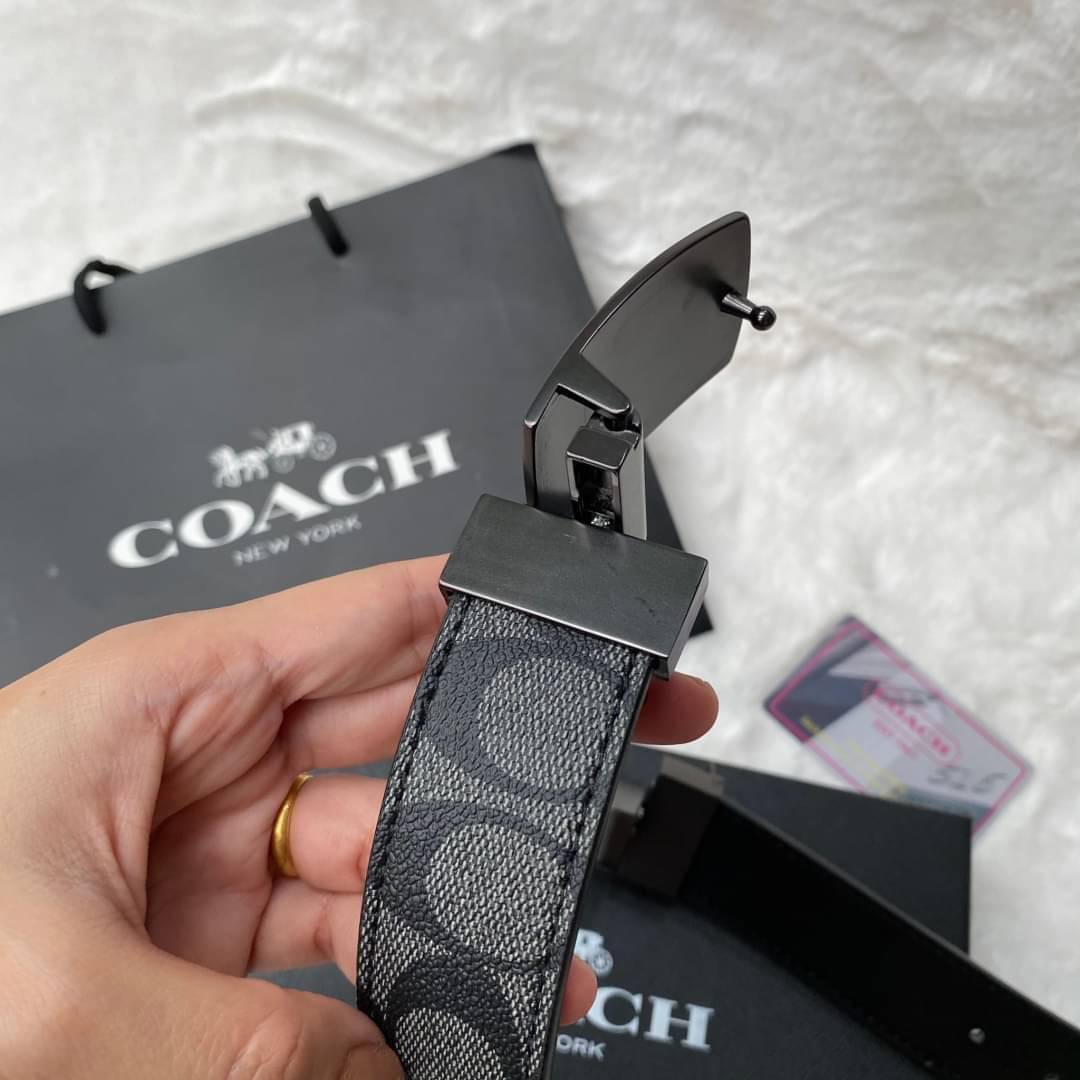 Set เข็มขัด coach 2 หัว ใส่แบบเจาะรูเข็มขัด สายลายC นูนสลับกับด้านเรียบ สลับใช้ได้ 2 ด้าน ทั้งยังสามารถเจาะรูเพิ่มได้ รุ่นนี้มาพร้อมป้ายแท็กแบรนด์ หัวเข็มขัดใส่ได้ง่าย ถอดได้ไม่ยาก ซื้อเป็นของขวัญของฝาก ดูดีมากๆเลยนะคะ