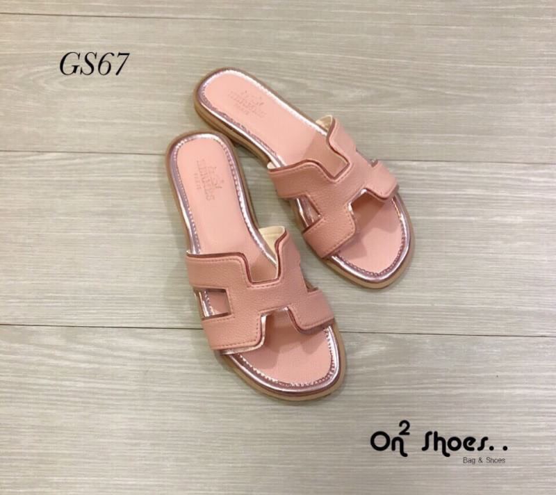 Hermes sandal new leather ช่วงนี้แม่ค้าก็จะจัดแตะมาให้ถี่ๆหน่อยนะคะ เอาใจสายชิวรุ่นนี้เป็นอีกหนึ่งที่อยากแนะนำคะ แตะหนัง Hermès พื้นปั้มแบรนด์ปั้มสวยตัวอักษรและสัญลักษณ์ชัดเจนคู่นี้งานดีมากเย็บกุ้นขอบเงาทำให้งานดูหรูขึ้น หนังสวยสุดๆไม่อยากให้พลาดคะตัวนี้