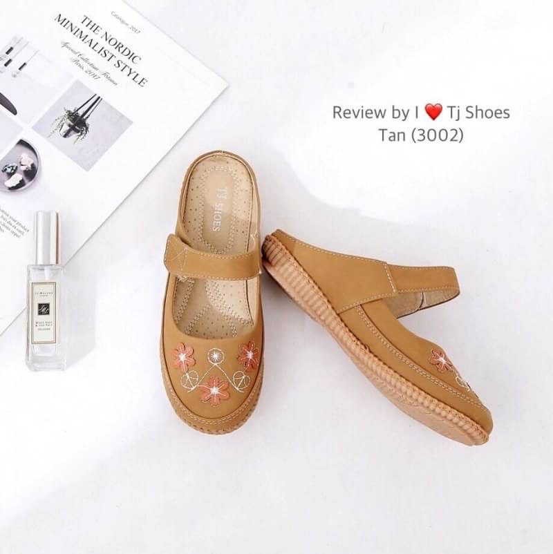 ว๊ายยยตายแล้ววว เกร๋แรงอะไรเบอนรี้ พร้อมส่ง รองเท้าสุขภาพ ที่เห็นแล้ว Love เลย หนังนิ้มนิ่ม ด้านหน้าประดับอะไหล่น่ารักๆ ใส่ได้เรื่อยๆ ใส่ง่ายถอดง่าย ใส่นิ่มเดินสบาย พื้นยางอย่างดี ทรงสวย ดีงามฝุดๆ รุ่นแนะนำ ห้ามพลาดน๊า ช้าหมดอดเกร๋น่ะคร๊ะ สั่งด่วนๆเลยคร๊ะ