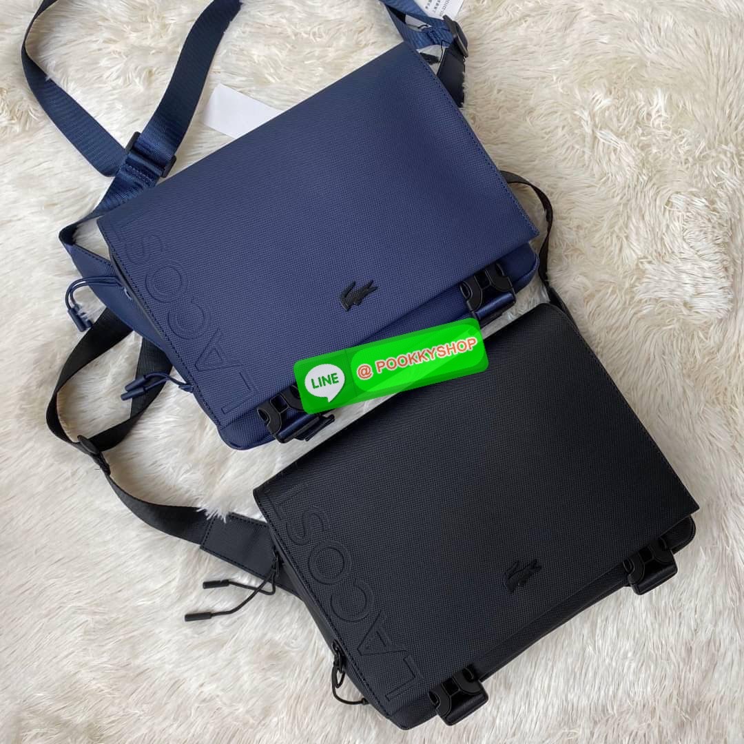 Small Pouch วัสดุ PVC คุณภาพดีตามแบบฉบับแบรนด์ น้ำหนักเบา กันน้ำ ด้านหน้ามีโลโก้เหล็ก ฝาเปิดปิดด้วยคลิปล๊อค 2 ด้าน ช่องหลัก ด้านในมีช่องซิปพร้อมหัวซิปแบรนด์ ใส่กระเป๋าสตางค์ใบยาว ipad มือถือ ของจุกจิกได้เยอะ ด้านหน้ามีช่องใส่ของ 1 ช่องปิดด้วยซิป พร้อมสายส