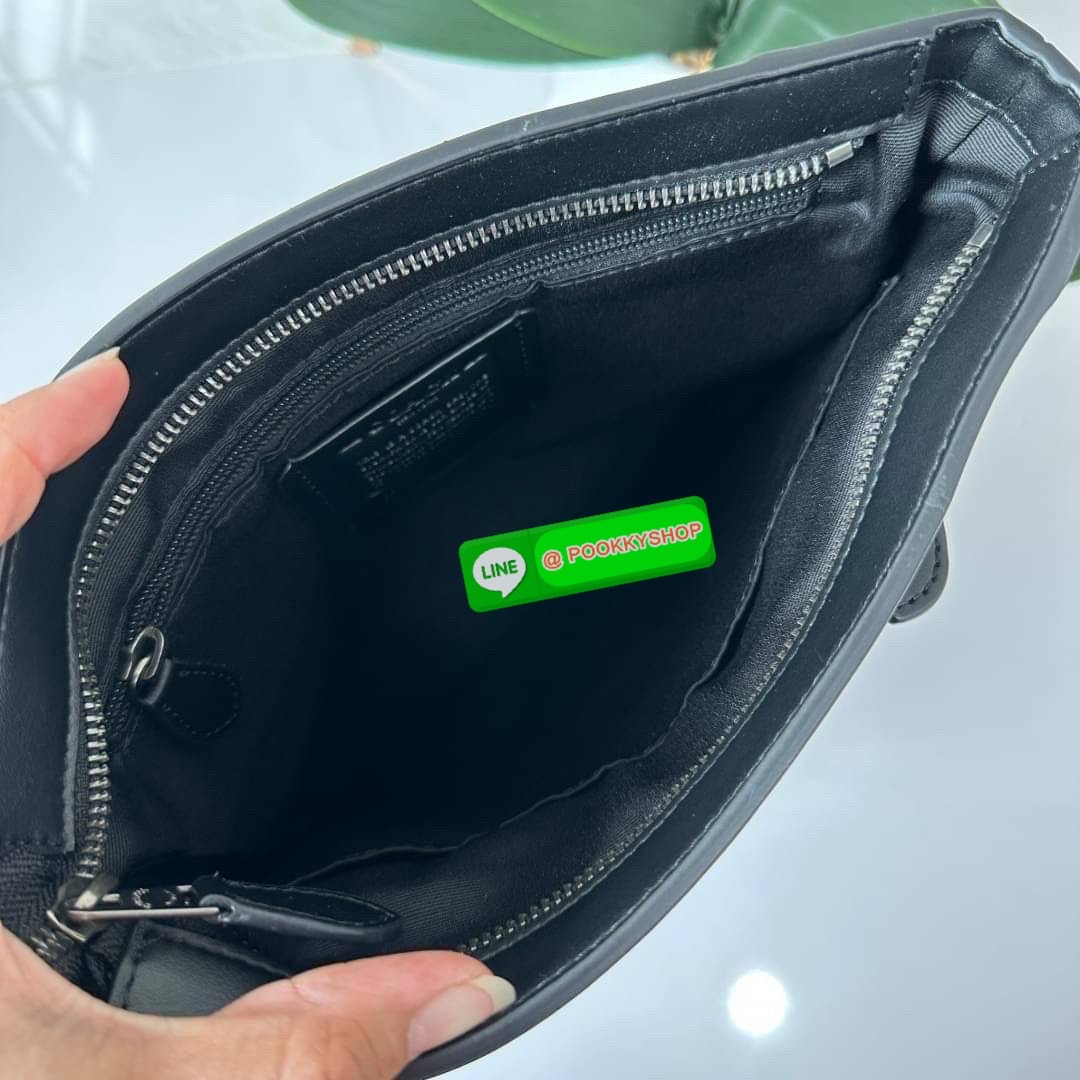 COACH F26068 CHARLES CROSSBODY IN SIGNATURE CANVAS WITH VARSITY STRIPE 🔖กระเป๋าสะพายและคอสบอดี้ โดดเด่นด้วยแทบตัดสีฟ้า 🔖วัสดุ:หนังแคนวาสตัดหนังแท้ 🔖เปิด-ปิดด้วยซิป ภายในมีช่องลับ 2 ช่อง มีช่องซิปแยก 🔖สายสะพายสามารถปรับระดับ