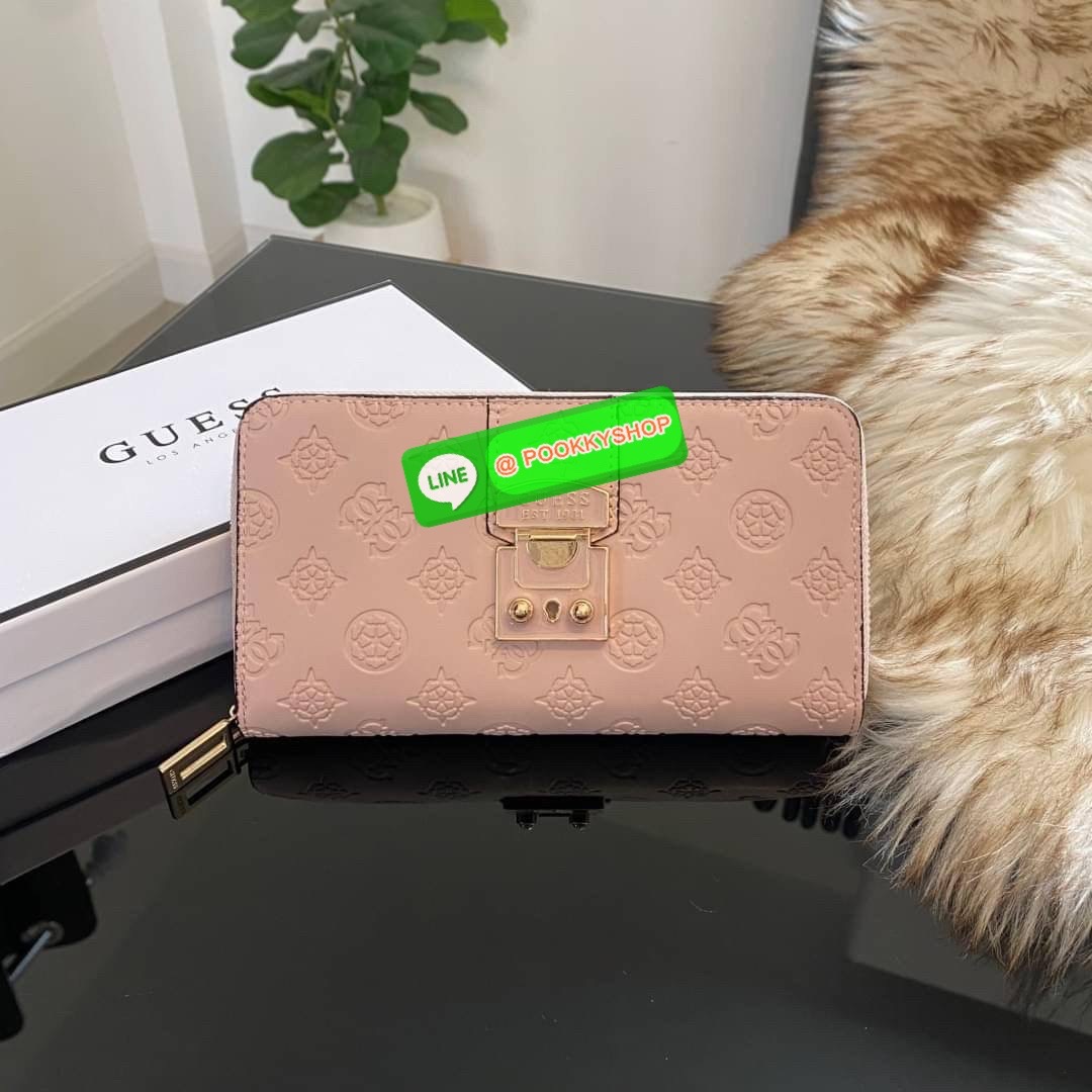 Guess Long Wallet กระเป๋าเงินใบยาวซิปรอบ ด้านหน้ามีโลโก้แบรนด์สีเข้ากระเป๋าสวยสะดุดตา รุ่นนี้มีสายคล้องมือมาให้ เพื่อใช้งานง่ายและสะดวกมากยิ่งขึ้น ด้านในมีช่องใส่ธนบัตร ช่องใส่บัตร และช่องซิปใส่เหรียญค่ะ