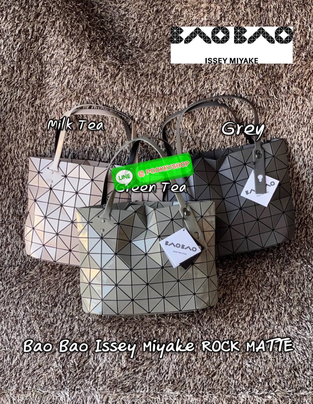 💕 Bao Bao Issey Miyake ROCK MATTE ซีรีส์นี้จะเป็นทรงสี่เหลี่ยมผืนผ้า มีซิปปิดด้านบน ถือเป็นรุ่นที่เหมาะกับการใช้งานในชีวิตประจำวัน สามารถพับมุมและบริเวณด้านล่างของกระเป๋าเพื่อเพิ่มความสะดวกสบายในการใช้งาน ทั้งยังช่วยให้วางกระเป๋าในแนวตั้งได้อีกด้ว