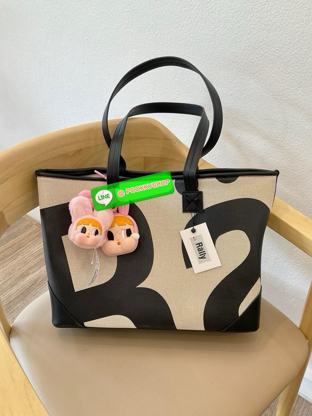 พร้อมส่งแล้ววันนี้!! RALLY TOTE BAG หายากที่สุดในตอนนี้!! ตัวกระเป๋าทำจาก LIGHTWEIGHT DURABLE CANVAS มีน้ำหนักเบา และในส่วนของฐนกระเป๋าและหูกระเป๋าทำจากหนังวีแกน ซึ่งมีความแข็งแรง ทนทาน แถมยังรองรับน้ำหนักได้ดี โดยภายในกระเป๋าจะมีช่องใส่ของขนาดเล็กสำหรับจ