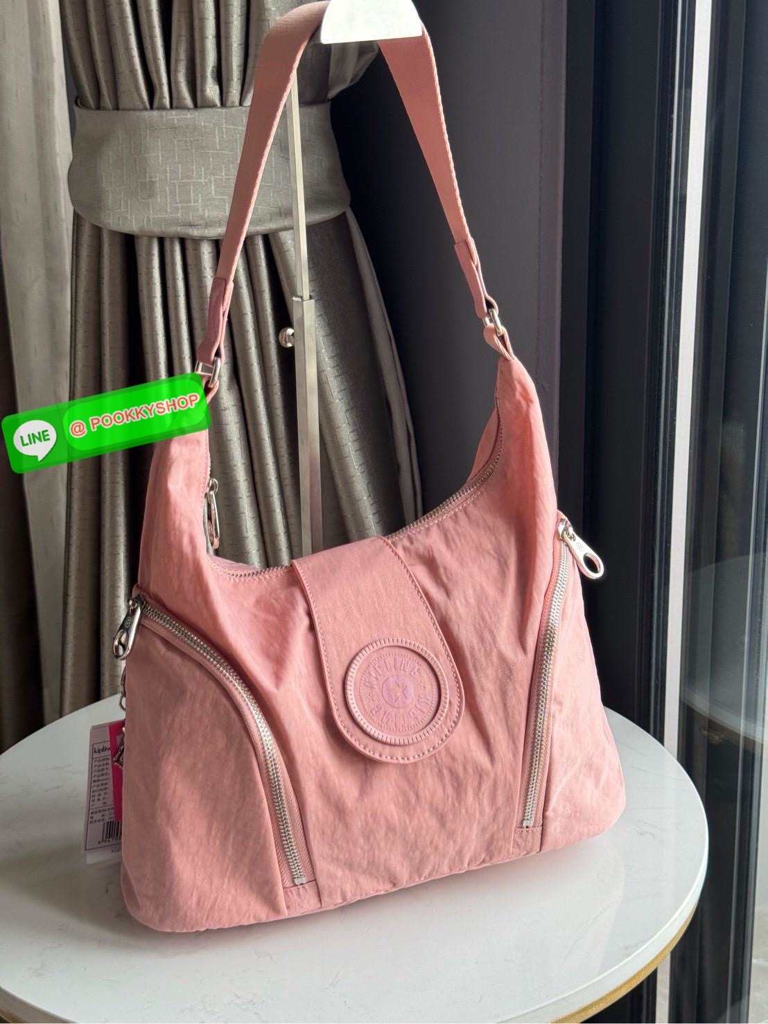 Kipling Syro Shoulder bag กระเป๋าในสไตล์มินิมอล แต่สามารถใส่สิ่งของได้ครบครัน มีทั้งช่องซิปภายในและนอก น้ำหนักเบา มีสายสะพายครอสบอดี้ได้