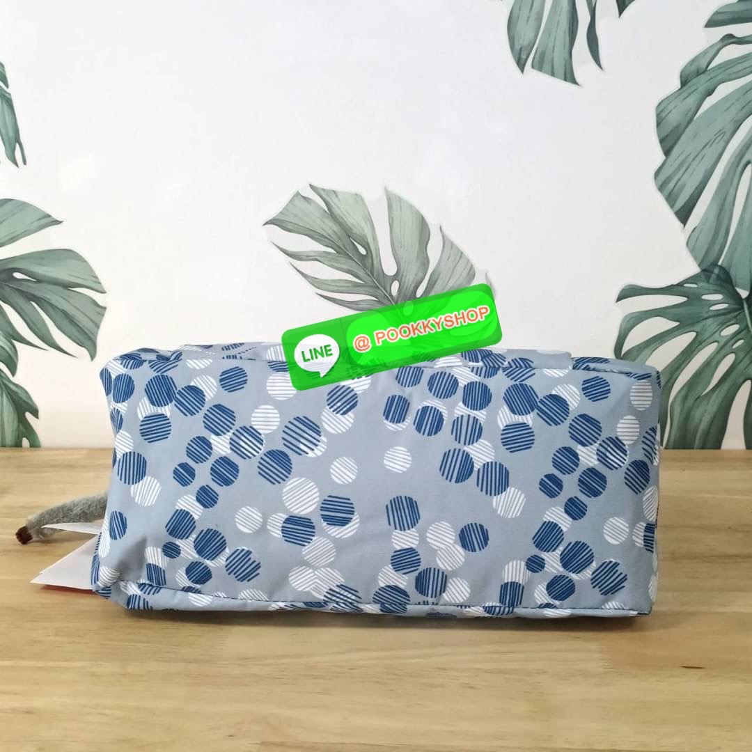 KIPLING ELISE HANDBAG กระเป๋าถือและสะพายไหล่ วัสดุ Nylon +Polyester ขนาดกำลังพอดี จุของได้มาก มีหูจับสองสาย ถือสะดวก น้ำหนักเบา มีช่องซิป ด้านหน้า ช่อง กระเป๋าหลักเปิด-ปิดด้วยซิป มี3 ช่องว่างใส่ของได้จุมากๆ ใส่มือถือได้ กระเป๋าสตางค์ใบยาว และ เครื่องสำอาง