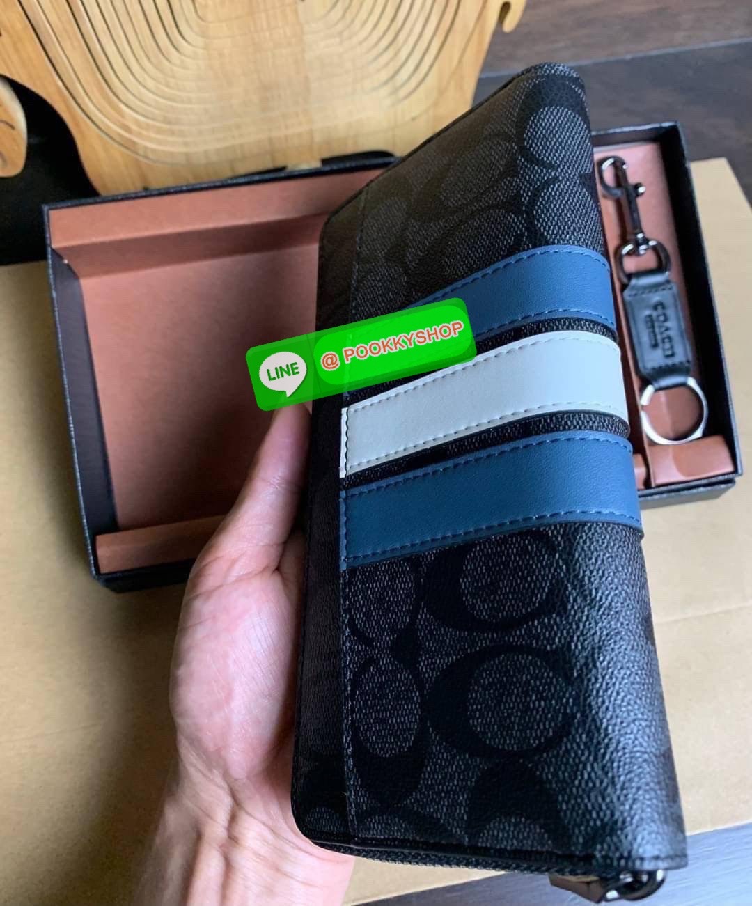 COACH ACCORDION ZIP WALLET IN SIGNATURE CANVAS กระเป๋าสตางค์ใบยาว ซิปรอบ ใช้งานง่าย ด้วยฟังค์ชั้น ด้านใน ใส่บัตรได้จุใจ มีช่องซิปใส่เหรียญตรงกลาง โดนใจหลายๆคนไปเรียบร้อยและคลาสสิค เรียบหรูดูแพงตลอดกาล ยกให้รุ่นนี้เลย