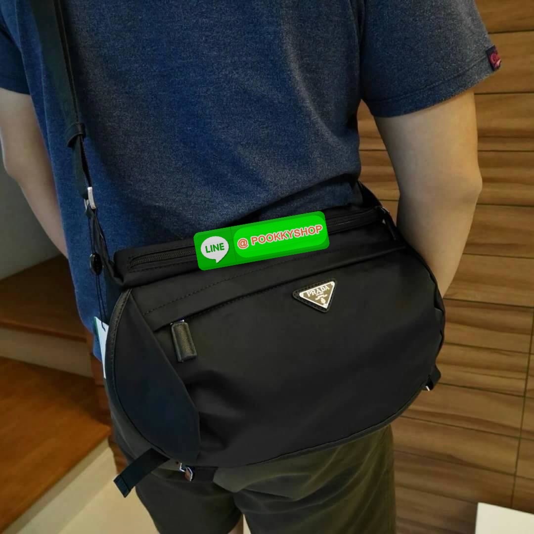 พร้อมมอบเป็นของขวัญให้คุณผู้ชาย! จากแบรนด์ PRADA ทรง MASSENGER วัสดุทำจากผ้าไนลอนอย่างหนาทั้งใบ กันน้ำได้ มีโลโก้แบรนด์อยู่ข้างหน้า ตัวกระเป๋าอยู่ทรง อะไหล่เงินทั้งใบ เปิดปิดชั้นนอกด้วยตัวล็อค ด้านในเป็นซิปรอบบุผ้าลายแบรนด์อย่างดี มีช่องซิปด้านใน และ โลโก