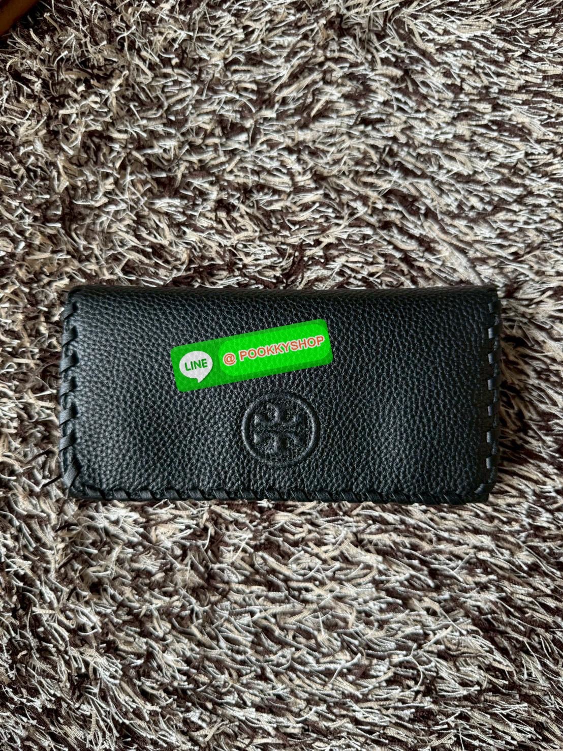Tory Burch Marion Long wallet กระเป๋าสตางค์ยาวใบนี้ใส่การ์ดได้ถึง12ใบเลยทีเดียว มีช่องอเนกประสงค์และช่องใส่ธนบัตรหลายช่อง หยิบจับง่าย เปิดปิดด้วยกระดุมสแนป วัสดุหนังวัวแท้100% ดีเทลแต่งขอบกระเป๋าด้านหน้าแบบถัก โลโก้อยู่กึ่งกลางอันเป็นสัญลักษณ์