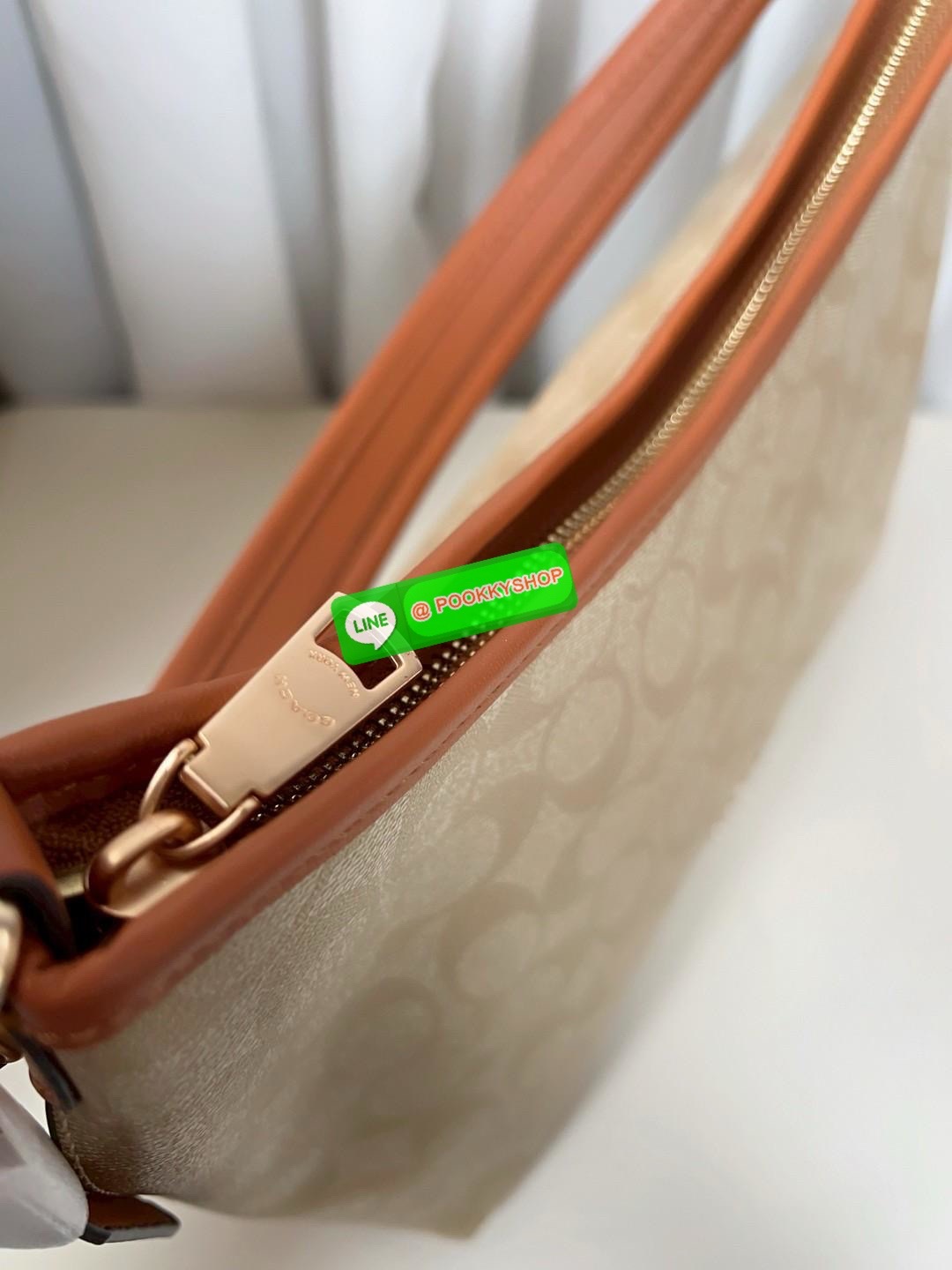 Coach Laurel Shoulder Bag In Signature Canvas (CR149) 🔖พร้อมส่ง สินค้าเข้าใหม่! กับกระเป๋าใบใหญ่กำลังดีเลยค่ะ หนังแท้ นิ่มสวย สีสวยค่ะ 🔖เปิด-ปิดกระเป๋าแบบซิป ภายในสุดโล่งกว้าง ใส่ได้จุมากๆ ยังมีช่องซิปยาวและช่องกระดุมสำหรับแยกใส่ของจุกจิกไ