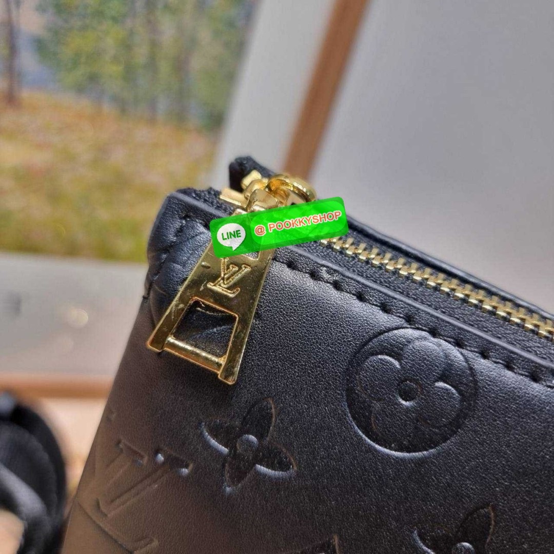 LV coussin pm bag 🔆 Details กระเป๋าสะพายกึ่งคลัชท์ สุดล้ำ ดีไซน์ใหม่ สีลิมิเต็ด ล่าสุดจากเคาน์เตอร์ duty free มาแรงมาก ด้วยความสวยปังตั้งแต่แรกเห็น มาพร้อมสาย 2 เส้น สวยลัคชูแบบสับๆ มีสายโซ่ที่มีดีเทลละเอียดไม่ซ้ำ และสายสปอร์ตครอสบอดี้ ที่จะคล้องไ