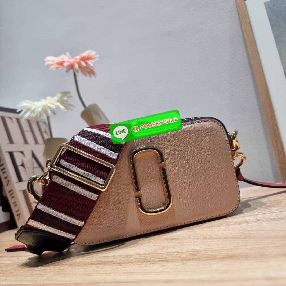 MARC JACOBS THE SNAPSHOT CAMERA BAG ไอเท็มยอดฮิตที่โดดเด่นเป็นเอกลักษณ์ กับกระเป๋าสะพายข้างสุดปัง เรียกได้ว่าไม่ซ้ำใคร!! วัสดุหนังวัว สวยอยู่ทรง เปิด-ปิดกระเป๋าด้วยซิป มีซิปหลัก 2 ช่อง แบ่งสัดส่วนไว้ดีมาก มาพร้อมสายสะพายสปอร์ตเส้นใหญ่ ที่ออกแบบโทนสีมาให้เ