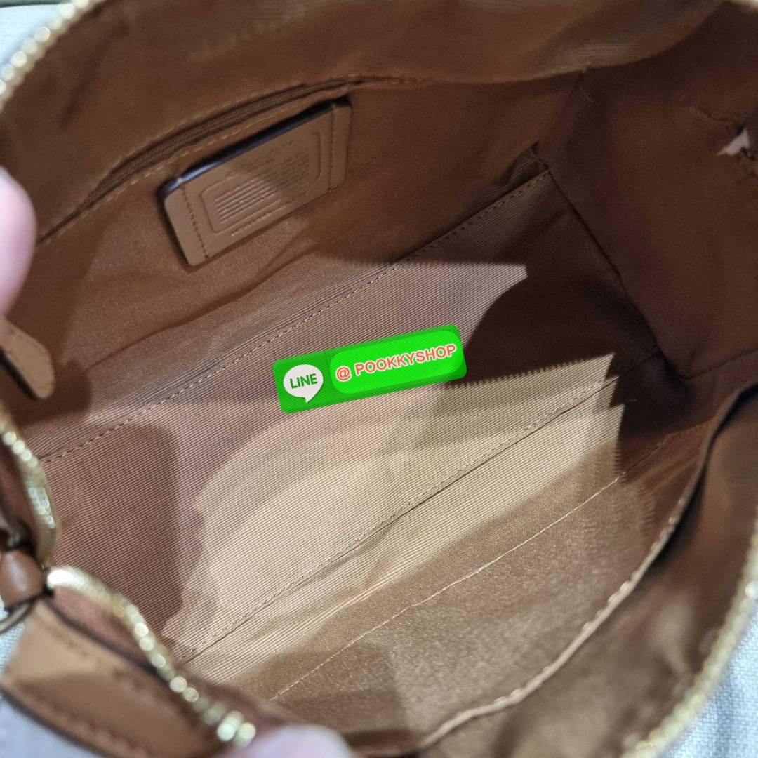 COACH CA149 ROWAN SATCHEL IN BLOCKED SIGNATURE CANVAS สีเข้าใหม่ตัวท็อปอีกหนึ่งรุ่น กับกระเป๋าทรงหมอน ดีไซน์คัลเลอร์บล็อค โทนสีตัดกันอย่างลงตัว ใช้งานง่าย ตอบโจทย์ทุกลุค ทุกสไตล์ มาพร้อมหูจับในตัว และสายครอสบอดี้ วัสดุหนังแคนวาสสลับหนังแท้ มีซิปด้านหน้า แ